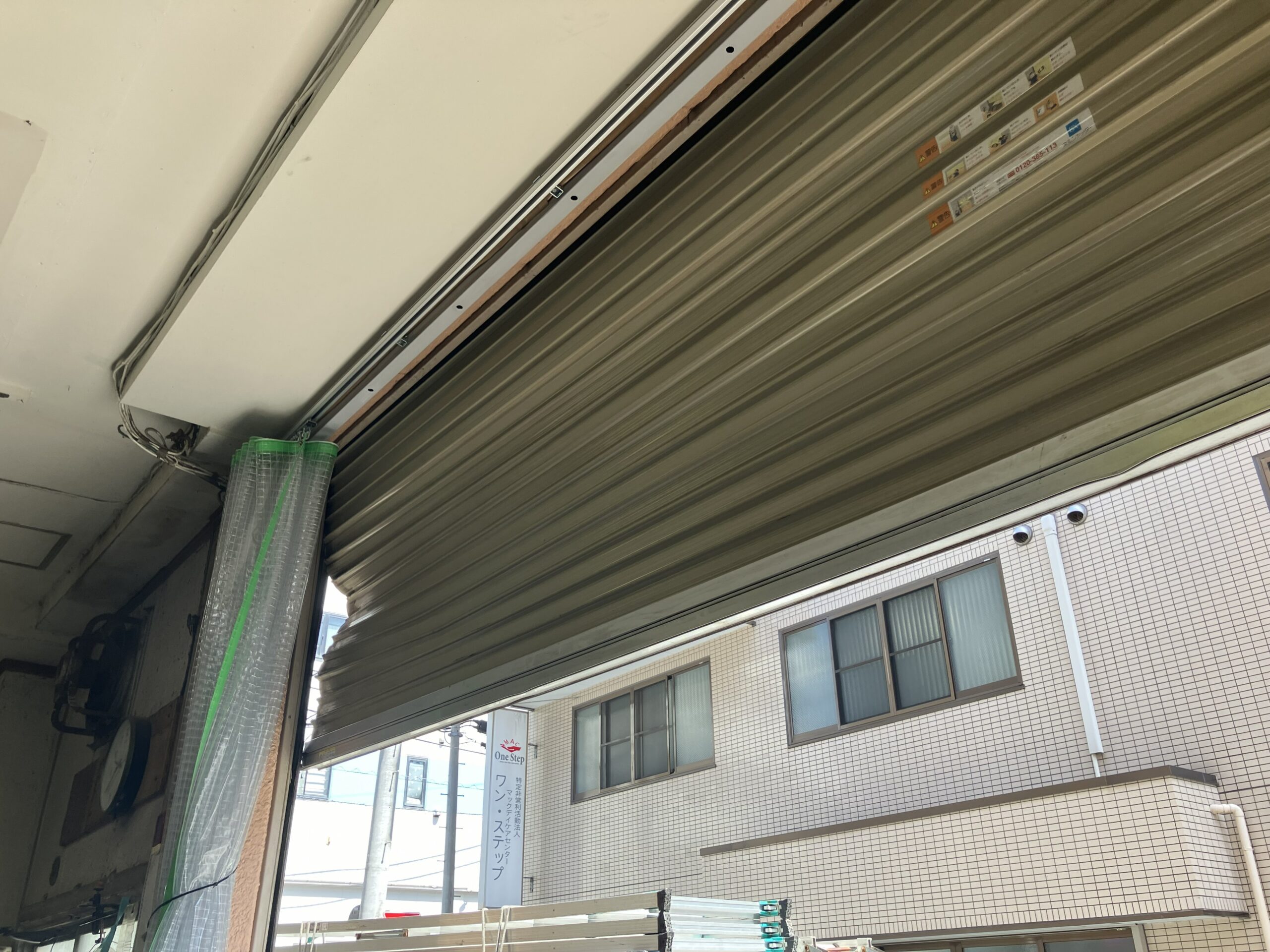 強風でシャッターがレールから外れて危ない